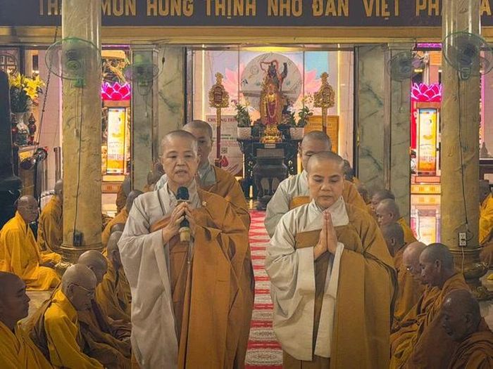 Chư Ni cầu giáo giới đại Tăng
