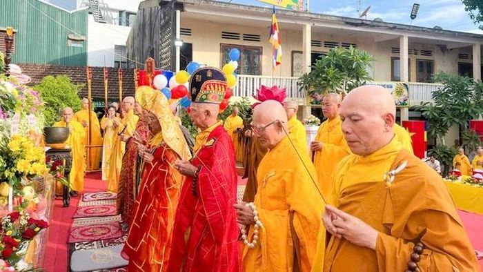 Chư tôn đức niêm hương cúng dường