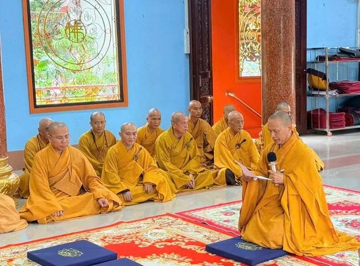 Thượng tọa Thích Minh Quang cung thỉnh Ban Chức sự hạ trường tổ đình Vạn Thọ