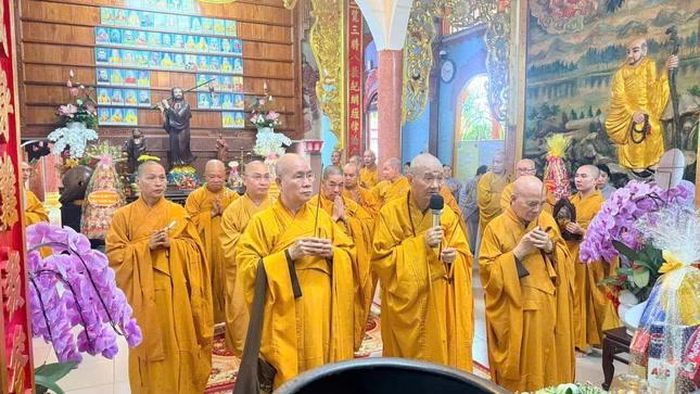 Chư Tăng niêm hương đảnh lễ Phật, lễ Tổ trước khi thực hiện nghi thức tác pháp an cư kiết hạ