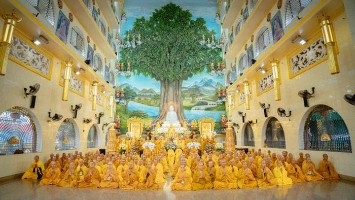 220 hành giả Tăng thuộc 12 phường khu vực phía Đông TP.HCM tập trung thọ pháp an cư tại chùa Vạn Đức, P.Tam Bình