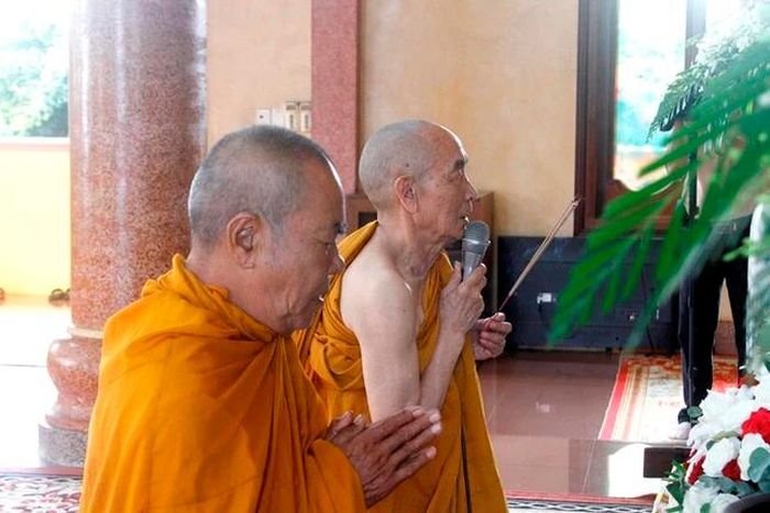 Niêm hương bạch Phật