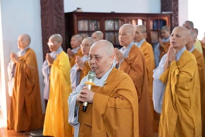 Ni trưởng Thích nữ Chúc Tâm chủ trì khóa lễ