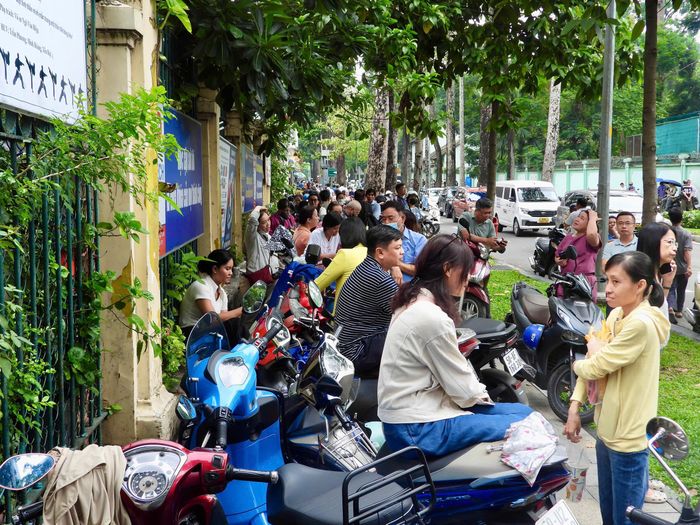 Nhiều phụ huynh đưa con đến điểm thi từ sáng sớm và chờ đợi bên ngoài cổng trường.