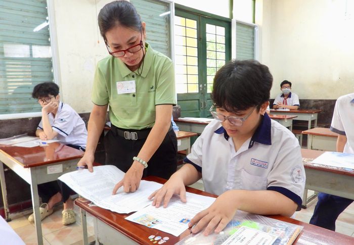 Giám thị kiểm tra thông tin thí sinh dự thi.