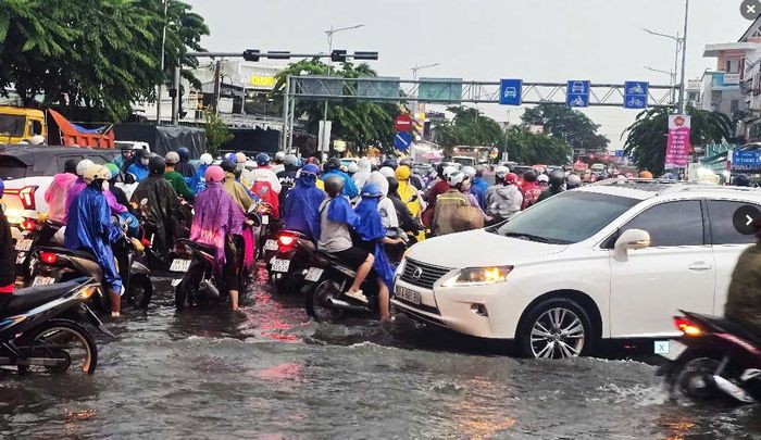 Vào mùa mưa hay thủy triều, nút giao TP Cần Thơ là nỗi ám ảnh của người dân, kẹt xe kéo dài.