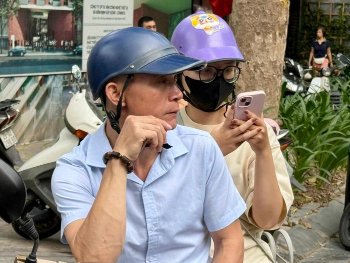 Dù cố giữ bình tĩnh, người bố không giấu được sự hồi hộp trước kỳ thi của con.