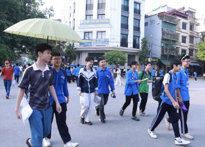 Sáng 1/6, thí sinh dự thi các môn chuyên tại các trường THPT chuyên của Hà Nội.