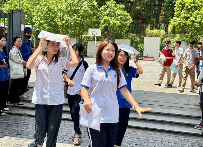 Không khí vui vẻ của nhiều thí sinh sau khi hoàn thành môn thi chuyên.