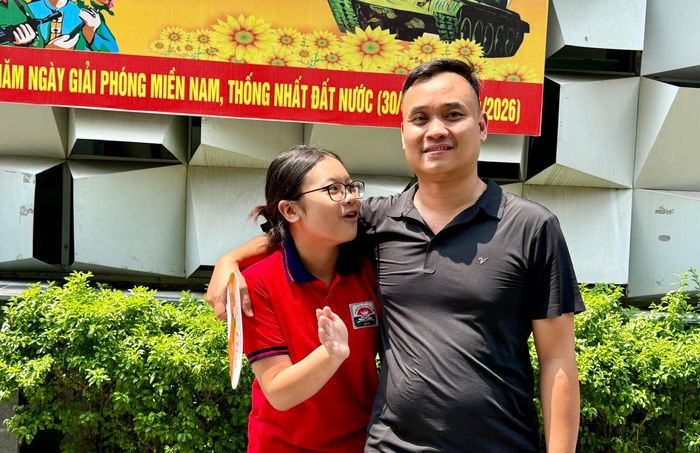Thí sinh và phụ huynh chia sẻ niềm vui sau khi kết thúc bài thi.