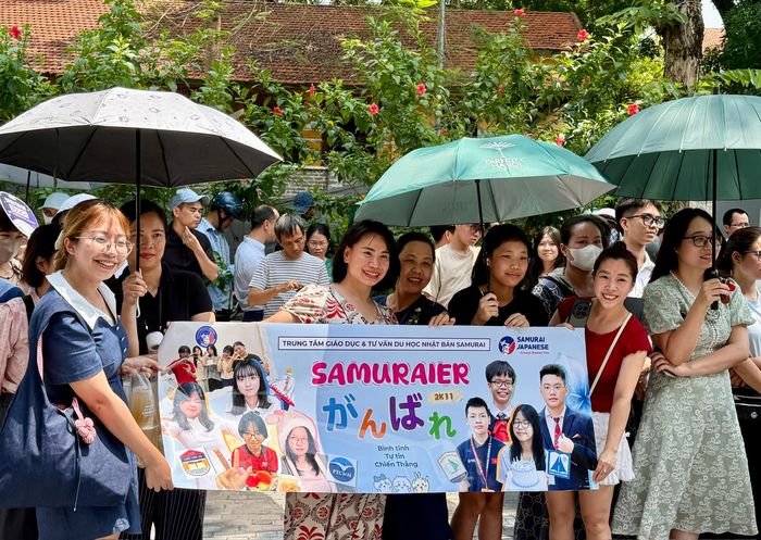 Phụ huynh chờ đón con trước cổng điểm thi, tranh thủ ghi lại khoảnh khắc sau giờ làm bài của các thí sinh.