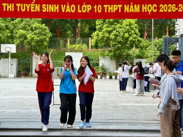 Gương mặt rạng rỡ của các thí sinh sau khi rời phòng thi.