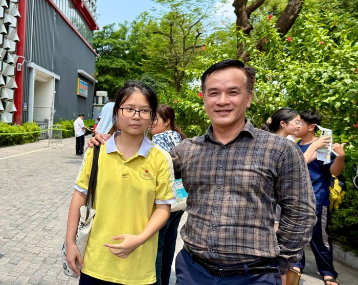 Khoảnh khắc hạnh phúc của hai bố con khi rời điểm thi trong niềm phấn khởi.