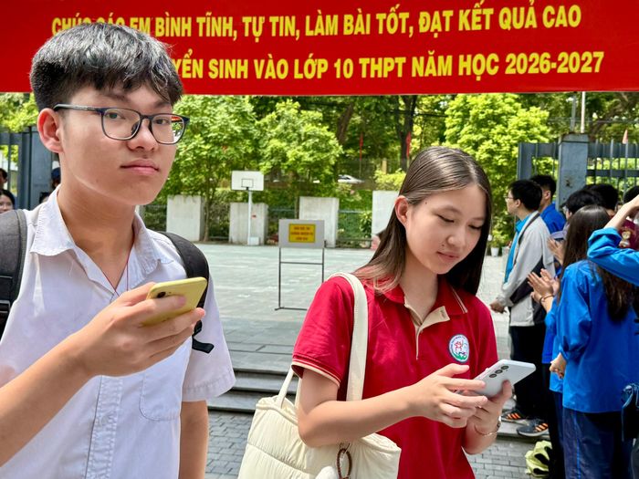 Khoảnh khắc nhẹ nhõm sau bài thi môn chuyên.