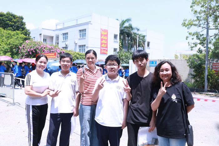 Phụ huynh động viên thí sinh trong suốt kỳ thi (Ảnh: tại điểm thi Trường THPT chuyên Nguyễn Huệ).