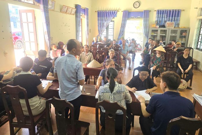 Ban Quản lý dự án xã Hội Thịnh chi trả tiền bồi thường giải phóng mặt bằng đợt 6 cho người dân để thực hiện dự án cụm công nghiệp Hợp Thịnh.