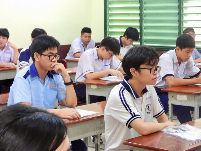 Trong ngày thi đầu tiên, có khoảng 1.200 lượt thí sinh vắng thi ở cả 2 môn.