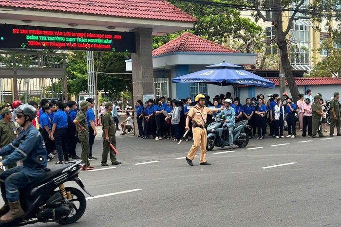 Lực lượng CSGT có mặt tại các điểm thi để điều tiết giao thông, hỗ trợ thí sinh trong trường hợp cần thiết.