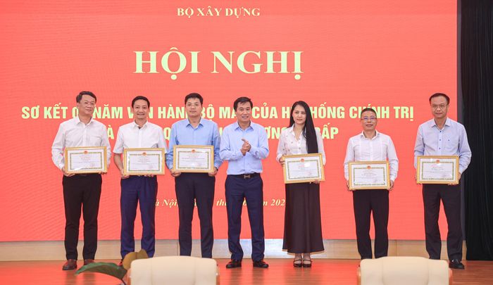 Trong khuôn khổ hội nghị, Thứ trưởng Nguyễn Tường Văn đã trao tặng Bằng khen của Bộ Xây dựng cho 7 tập thể có thành tích xuất sắc trong 1 năm thực hiện sắp xếp đơn vị hành chính các cấp và hoạt động của chính quyền địa phương 02 cấp (Ảnh: Tạ Hải)