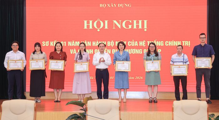 Thứ trưởng Nguyễn Văn Sinh tặng Bằng khen của Bộ Xây dựng cho 8 cá nhân có thành tích xuất sắc trong 1 năm thực hiện sắp xếp đơn vị hành chính các cấp và hoạt động của chính quyền địa phương 02 cấp (Ảnh: Tạ Hải)