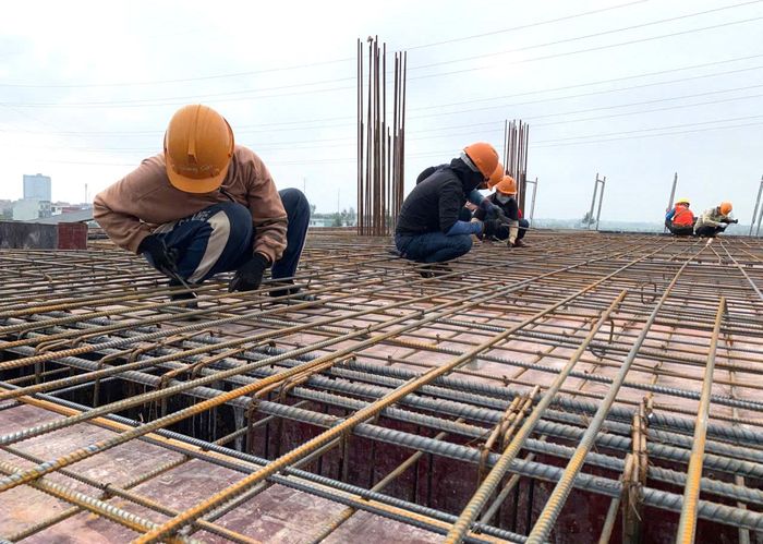 Công nhân trên công trường dự án nhà ở xã hội giai đoạn II tại phường Thành Sen (Hà Tĩnh) được trang bị đầy đủ bảo hộ lao động theo quy định như mũ, giày, dây an toàn khi làm việc.