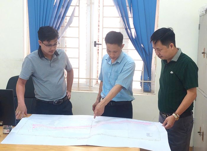 Ban Quản lý dự án xã Tam Dương tập trung tháo gỡ vướng mắc tại dự án cải tạo, nâng cấp tuyến ĐT.310C; đồng thời tăng cường vận động, thuyết phục người dân đồng thuận bàn giao mặt bằng, tạo điều kiện để dự án triển khai đúng tiến độ