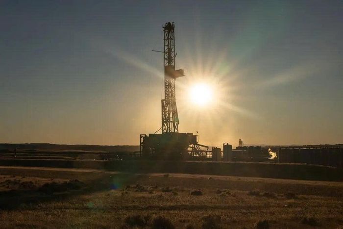 Một địa điểm khoan dầu ở Wyoming. Theo quy định của Ủy ban Chứng khoán và Giao dịch Mỹ (SEC), các công ty phải công khai những đóng góp của họ vào biến đổi khí hậu và những rủi ro mà họ phải đối mặt từ tình trạng Trái đất đang ấm lên. Ảnh: NYtimes