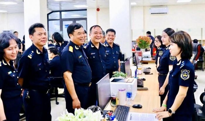 Cục trưởng Cục Hải quan Nguyễn Văn Thọ (thứ 3 từ trái sang) động viên cán bộ, công chức triển khai thông quan tập trung đạt kết quả tốt. Ảnh: HQ