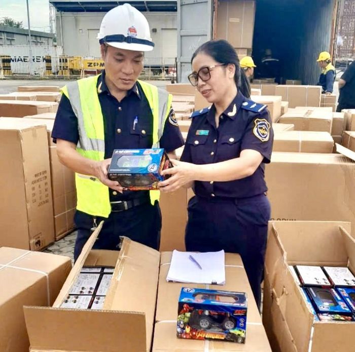 Cán bộ hải quan kiểm kê hàng hóa có dấu hiệu vi phạm. Ảnh: HQ