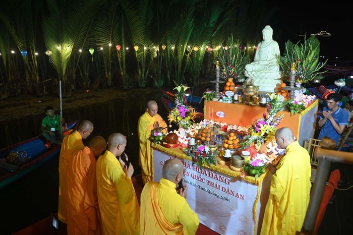 Chư tôn đức tăng ni nguyện cầu quốc thái dân an. Ảnh Nguyễn Đăng Lâm