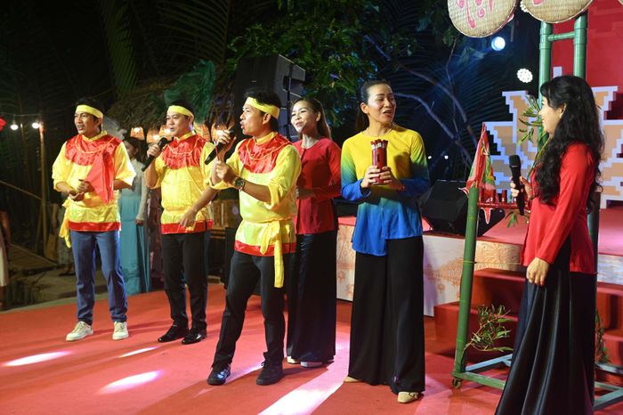Biểu diễn dân ca bài chòi. Ảnh Nguyễn Đăng Lâm