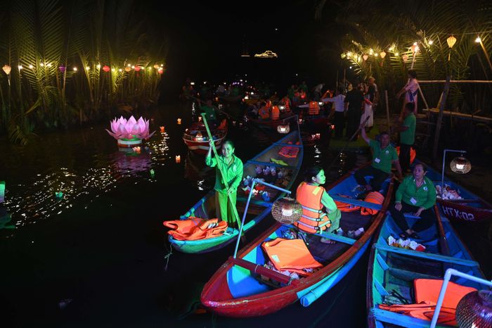 Quang cảnh chèo thuyền thả hoa đăng trên dòng Kinh Giang. Ảnh Nguyễn Đăng Lâm