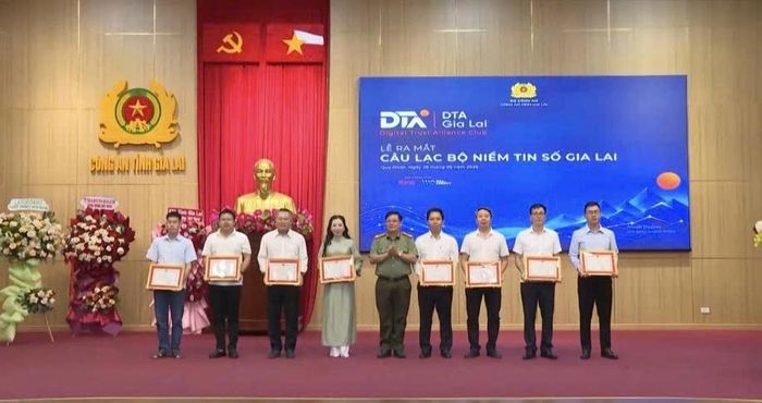 Các tập thể, cá nhân được khen thưởng vì có thành tích xuất sắc trong hoạt động tuyên truyền và lan tỏa kỹ năng an toàn số trên địa bàn tỉnh.