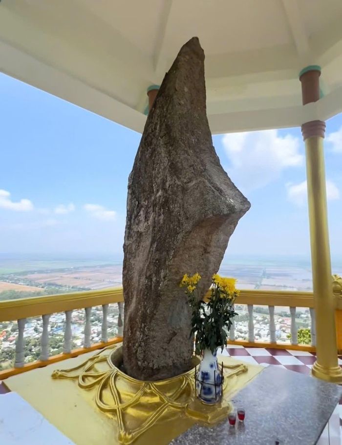Thạch Đại Đao – hiện vật bằng đá độc đáo gắn với nhiều giả thuyết khảo cổ và lịch sử tại núi Ba Thê. Ảnh: Đức Linh.