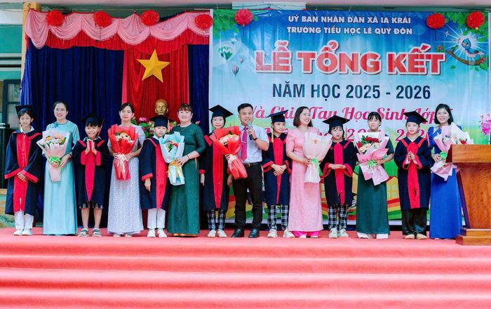 Các thầy, cô giáo trường Lê Quý Đôn đón nhận những lẵng hoa tươi thắm từ các em học sinh khối 5 trong lễ tổng kết chia tay 