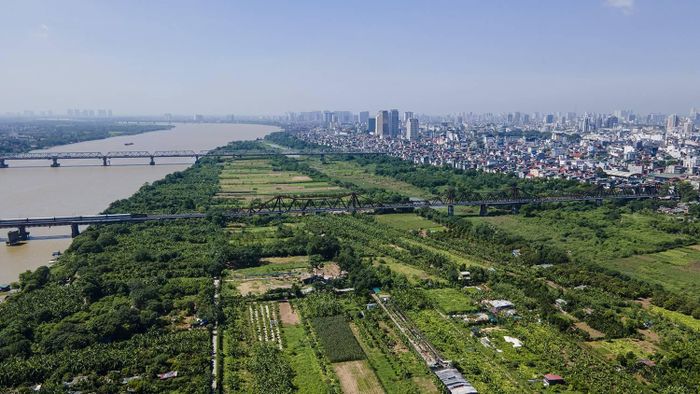 Khu vực bãi giữa, bãi bồi ven sông Hồng đoạn qua cầu Long Biên và cầu Chương Dương.