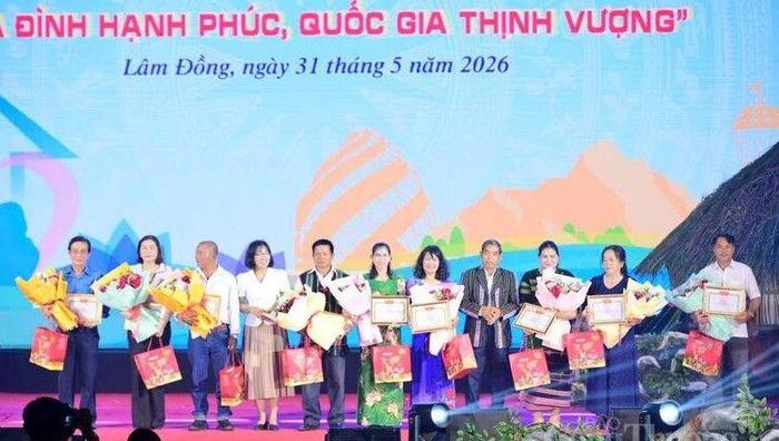 Biểu dương các gia đình văn hóa tiêu biểu có thành tích xuất sắc