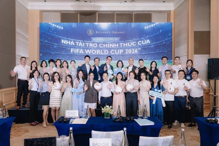 Các khách mời chụp ảnh kỷ niệm tại buổi họp báo.