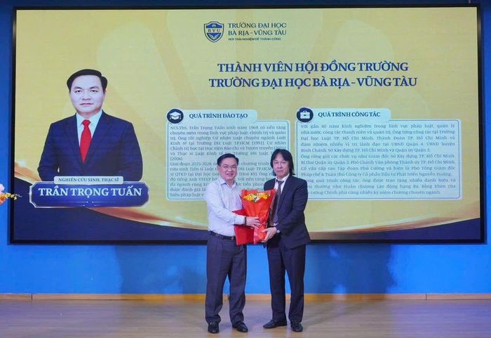Ông Hoàng Quốc Việt - Chủ tịch HĐQT kiêm Tổng Giám đốc Tập đoàn Nguyễn Hoàng trao quyết định cho NCS.Thạc sĩ Trần Trọng Tuấn