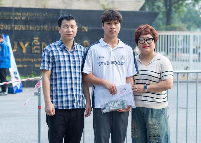 "Em vẫn có chút hồi hộp vì đây là môn thi quyết định cơ hội được học đúng ngành mình yêu thích. Tuy nhiên, em nghĩ bản thân đã cố gắng hết sức trong suốt quá trình ôn tập nên giờ chỉ muốn giữ tinh thần thật bình tĩnh để làm bài tốt nhất có thể”, em Nguyễn An chia sẻ. Ảnh: Mạnh Hưng