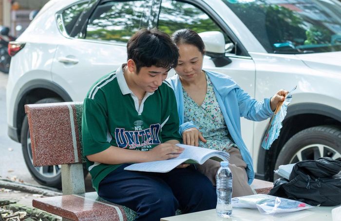 “Em xác định đề chuyên sẽ có độ khó cao nên không đặt nặng chuyện phải làm hết. Mục tiêu của em là giữ sự tập trung trong suốt thời gian làm bài và cố gắng đạt kết quả tốt nhất trong khả năng của mình”, Phong nói. Ảnh: Mạnh Hưng