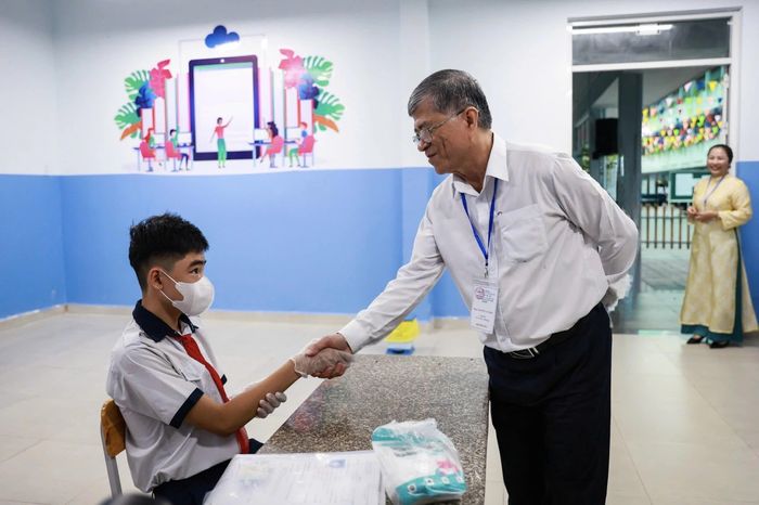 Giám đốc Sở GD-ĐT TP. Hồ Chí Minh Nguyễn Văn Hiếu động viên thí sinh bị bệnh lao, thi lớp 10 tại phòng riêng tại điểm thi Trường THCS Đoàn Thị Điểm (phường Nhiêu Lộc)