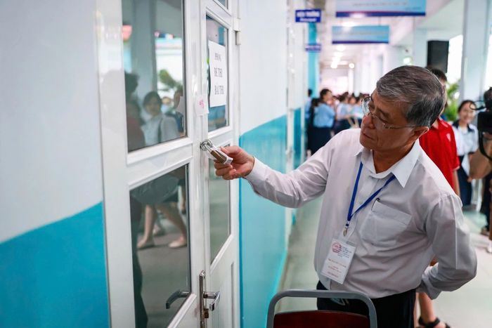 Giám đốc Sở GD-ĐT TP. Hồ Chí Minh Nguyễn Văn Hiếu kiểm tra phòng bảo quản đề thi