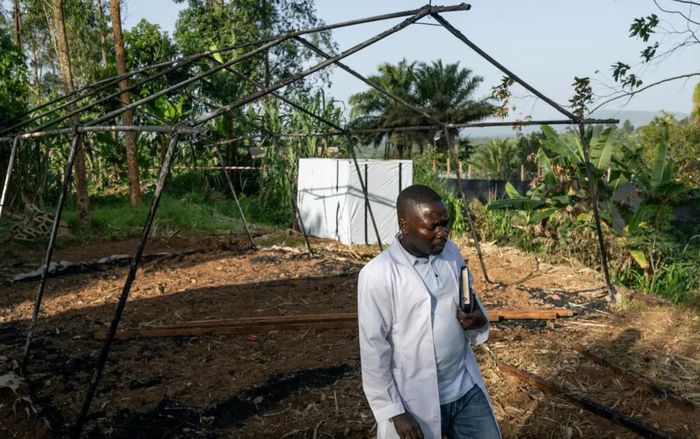 Bác sĩ Richard Lokudu, 38 tuổi, Giám đốc y tế của Bệnh viện Đa khoa Mongbwalu. Ảnh: The New York Times