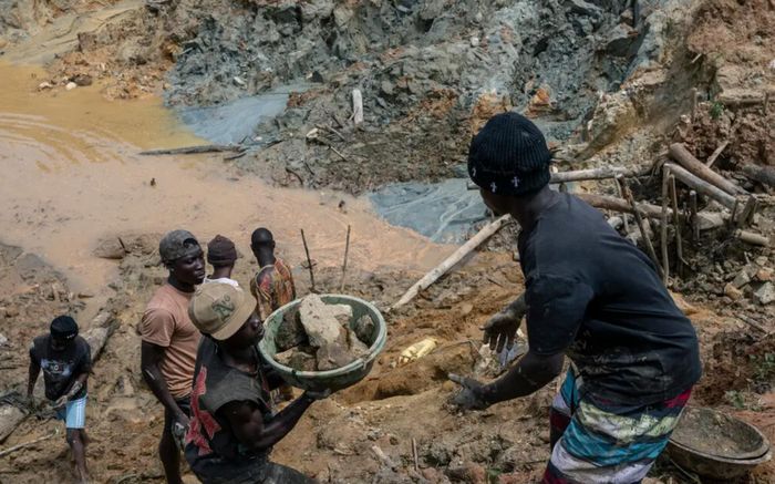 Hoạt động tại một mỏ vàng ở Mongbwalu. Ảnh: The New York Times