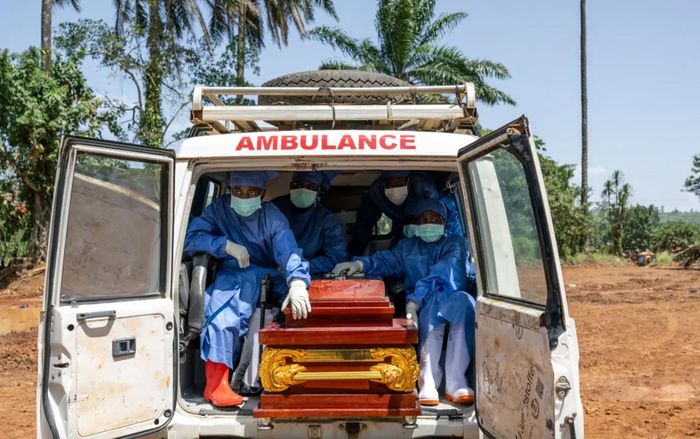 Di chuyển thi hài của Sylvestre Atama, một giáo sĩ Công giáo tử vong vì Ebola, đến nơi chôn cất an toàn. Ảnh: The New York Times
