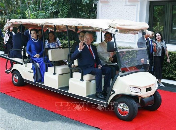 Tổng thống Philippines Ferdinand Romualdez Marcos Jr. và Phu nhân chủ trì Lễ đón trọng thể Tổng Bí thư, Chủ tịch nước Tô Lâm và Phu nhân. Ảnh: Thống Nhất/TTXVN
