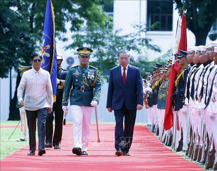 Tổng Bí thư, Chủ tịch nước Tô Lâm và Tổng thống Philippines Ferdinand Romualdez Marcos Jr. duyệt Đội danh dự. Ảnh: Thống Nhất/TTXVN