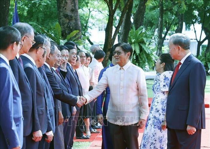 Tổng Bí thư, Chủ tịch nước Tô Lâm giới thiệu với Tổng thống Philippines Ferdinand Romualdez Marcos Jr. và Phu nhân thành viên đoàn cấp cao Việt Nam dự Lễ đón. Ảnh: Thống Nhất/TTXVN