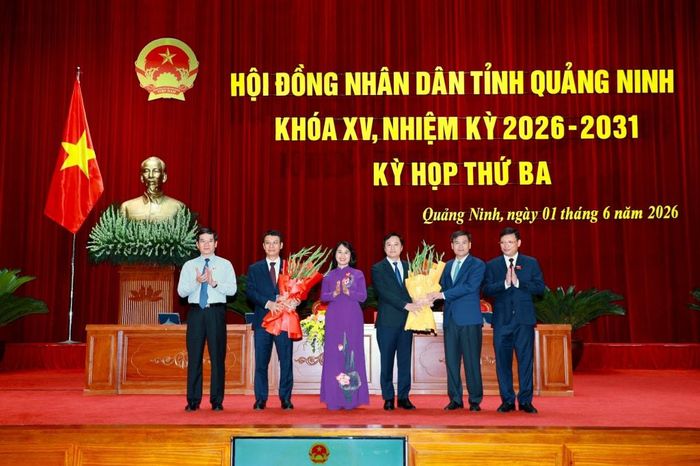 Thường trực Tỉnh ủy và Thường trực HĐND tỉnh Quảng Ninh tặng hoa chúc mừng ông Nguyễn Hồng Dương và ông Bùi Mạnh Hùng. Ảnh: Minh Hà